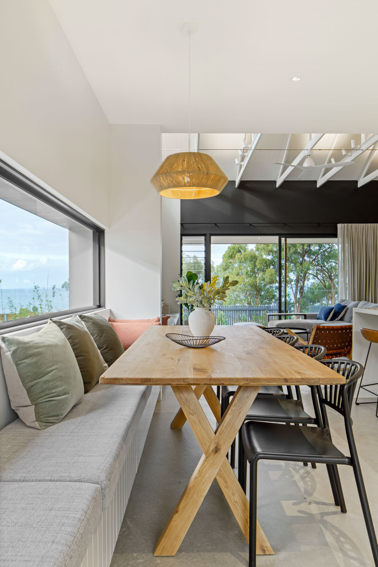 K’gari views – Coastal contemporary luxe beachhouse with ocean views