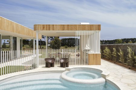 La Casa Curvilínea - A Modern Interpretation of Mediterranean Style
