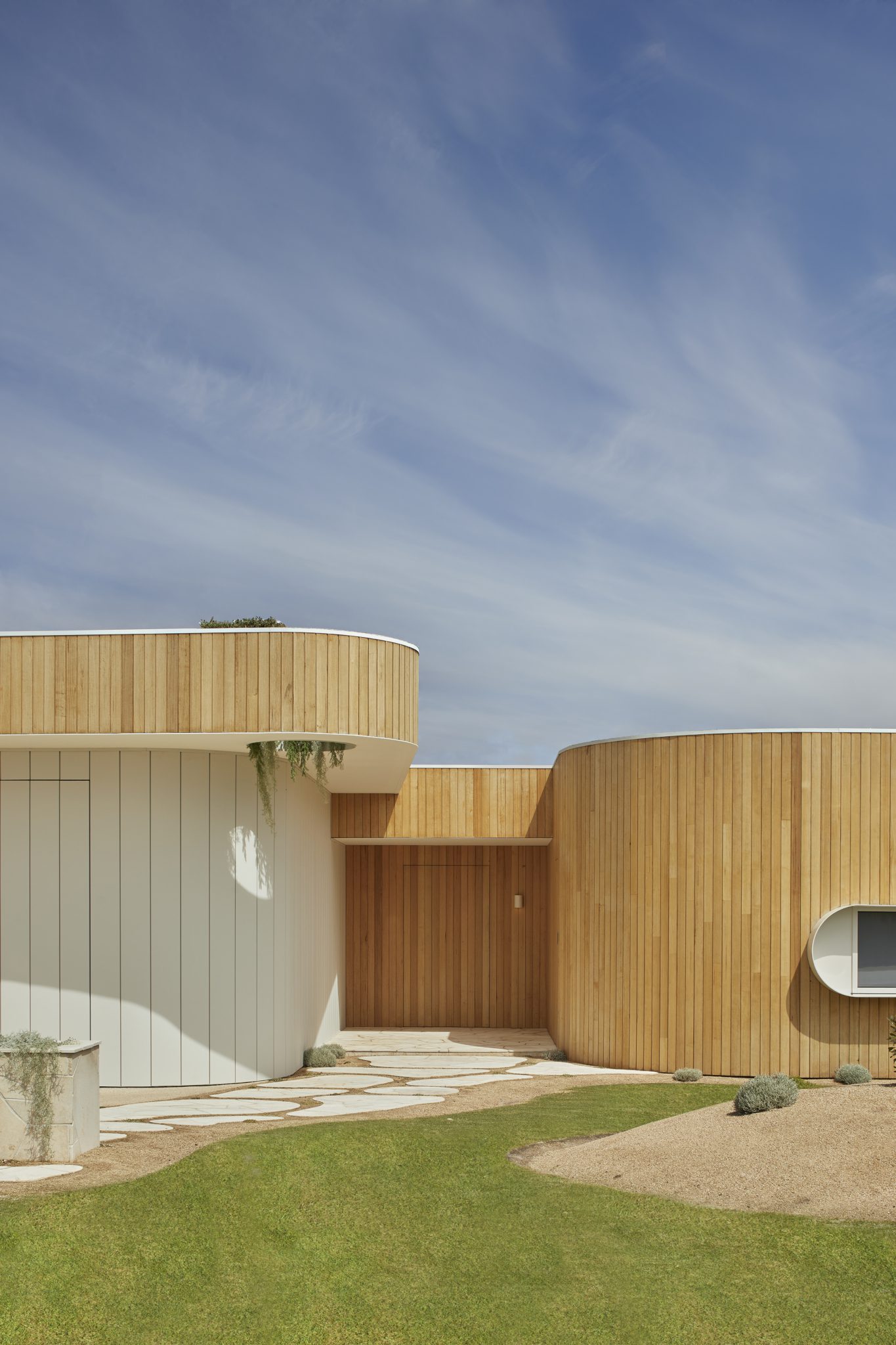 La Casa Curvilínea – A Modern Interpretation of Mediterranean Style