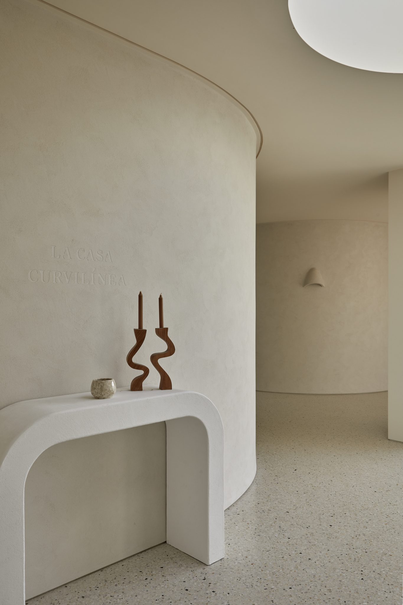La Casa Curvilínea – A Modern Interpretation of Mediterranean Style