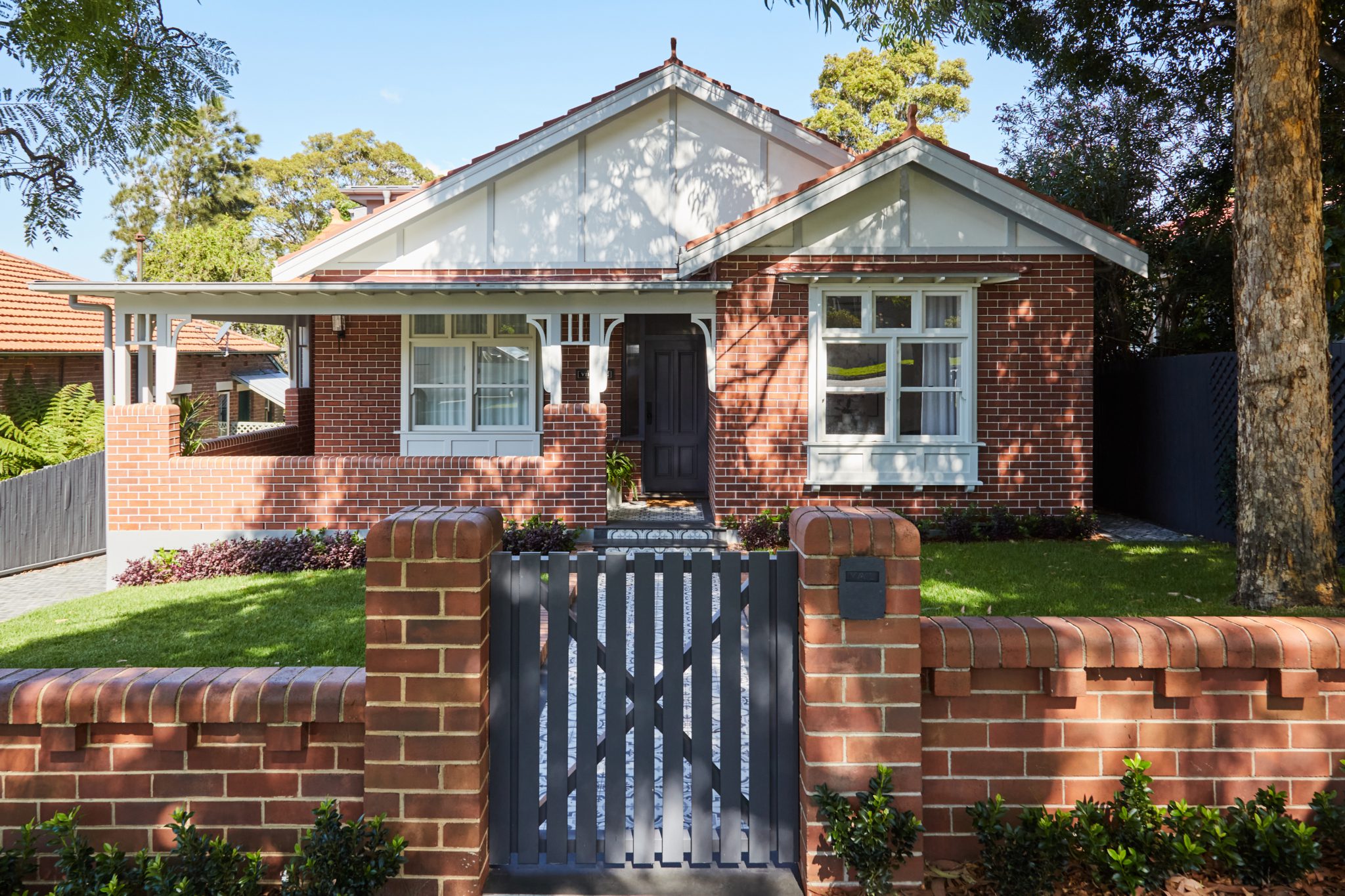 Vintage Charm, Modern Flair: California Bungalow Fusion