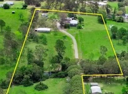 Benwerrin Brisbane - 2 Houses on 10 acres, including a Barn, Creek and Pool