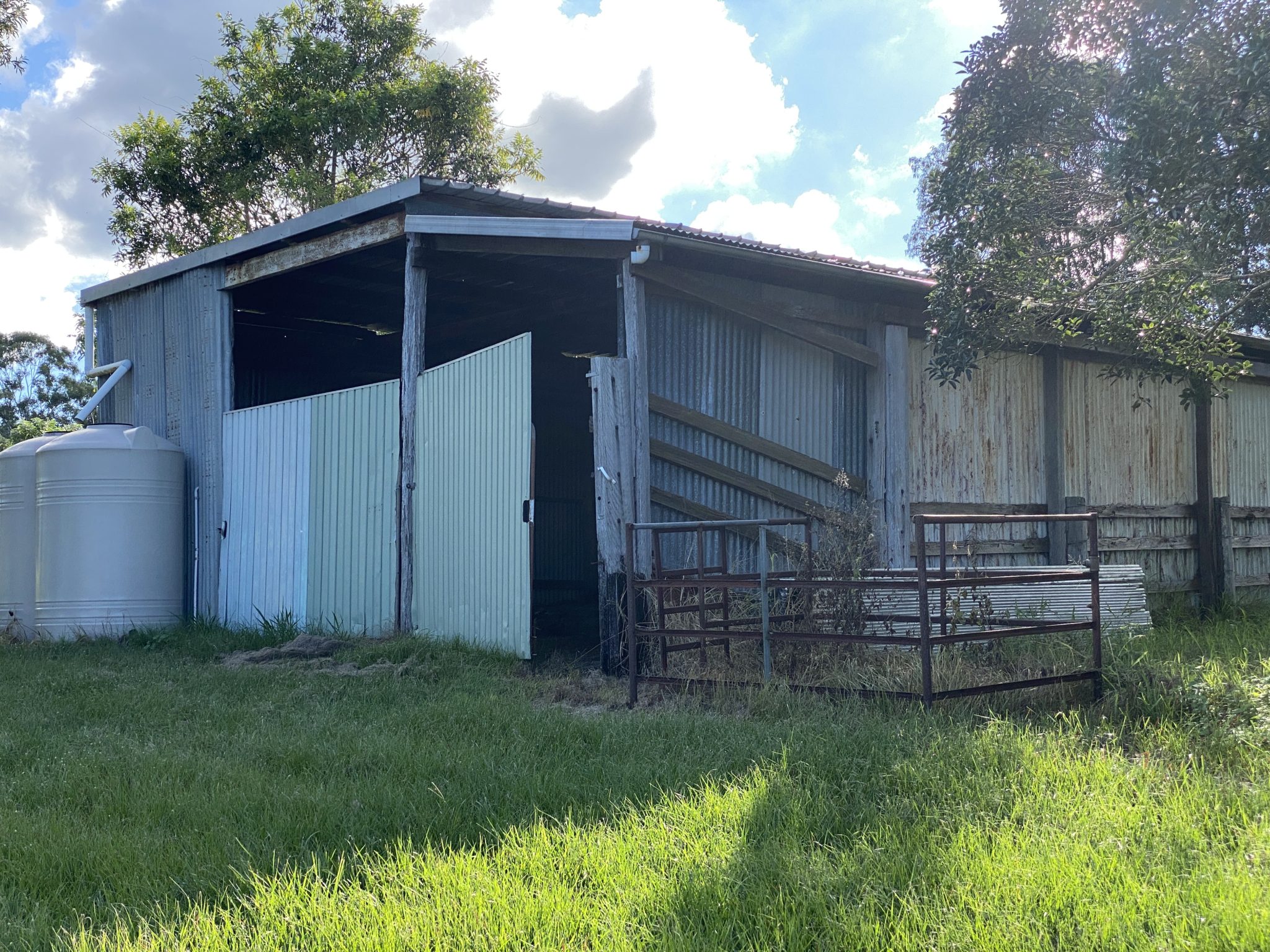 Benwerrin Brisbane – 2 Houses on 10 acres, including a Barn, Creek and Pool