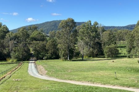 Benwerrin Brisbane - 2 Houses on 10 acres, including a Barn, Creek and Pool