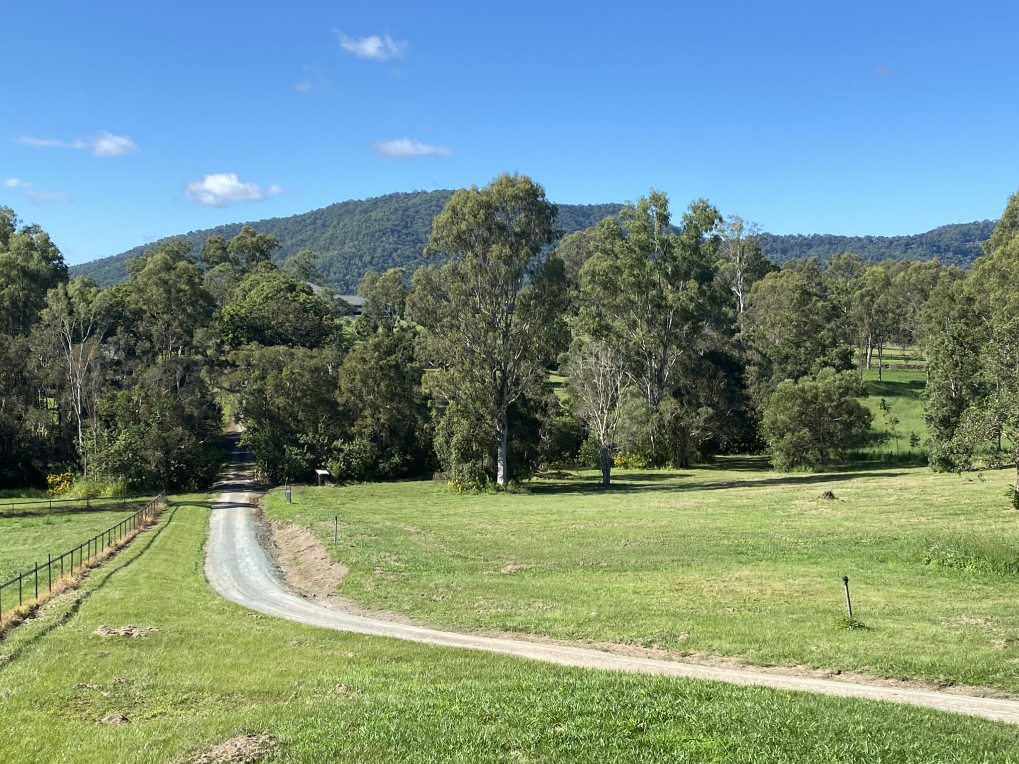 Benwerrin Brisbane – 2 Houses on 10 acres, including a Barn, Creek and Pool