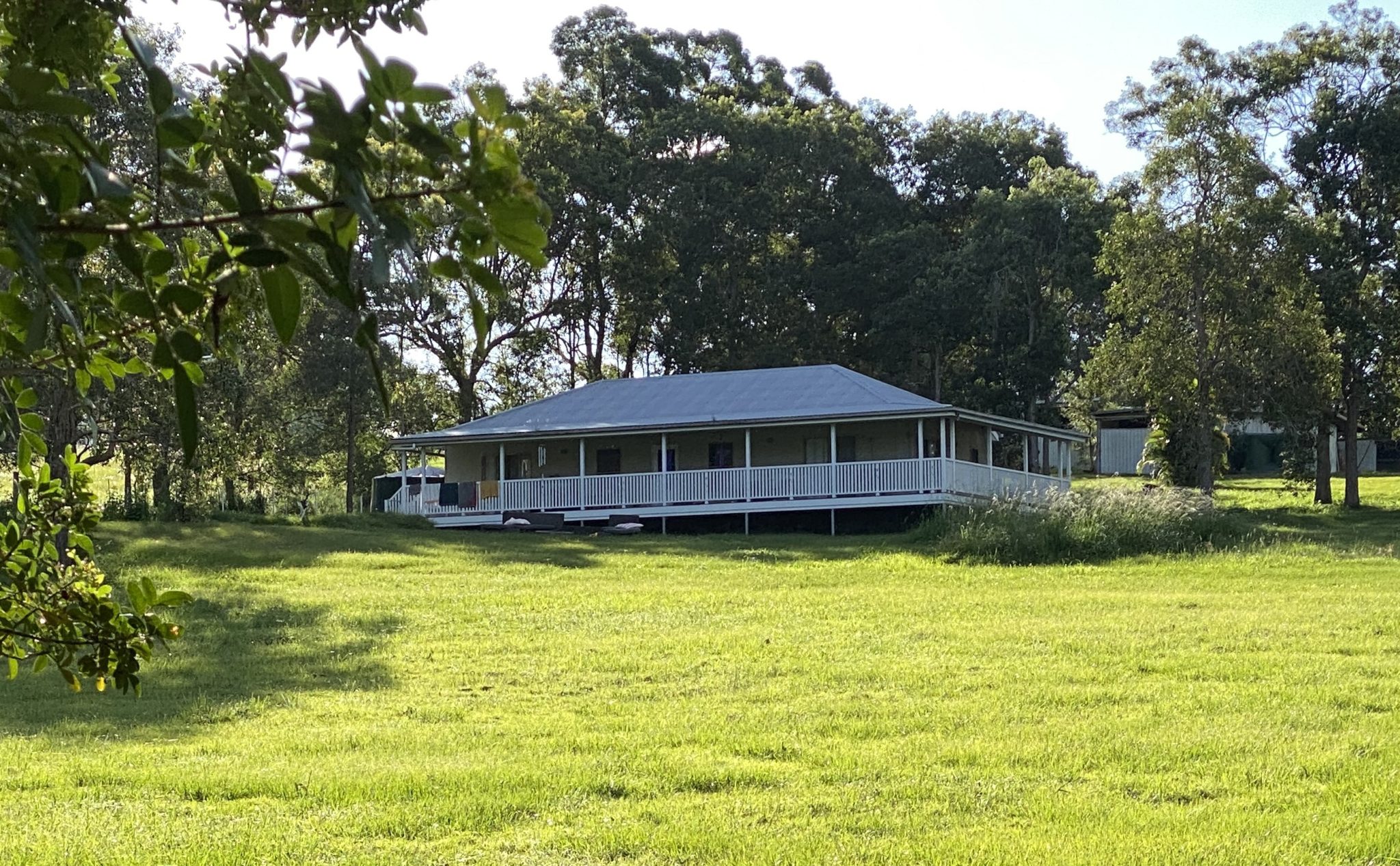 Benwerrin Brisbane – 2 Houses on 10 acres, including a Barn, Creek and Pool