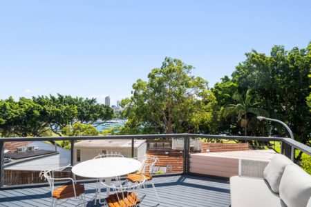 Luxurious Coastal Apartment with Balcony in Darling Point