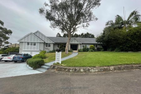 Stylish large Hamptons Style Home with Fireplace and Pool