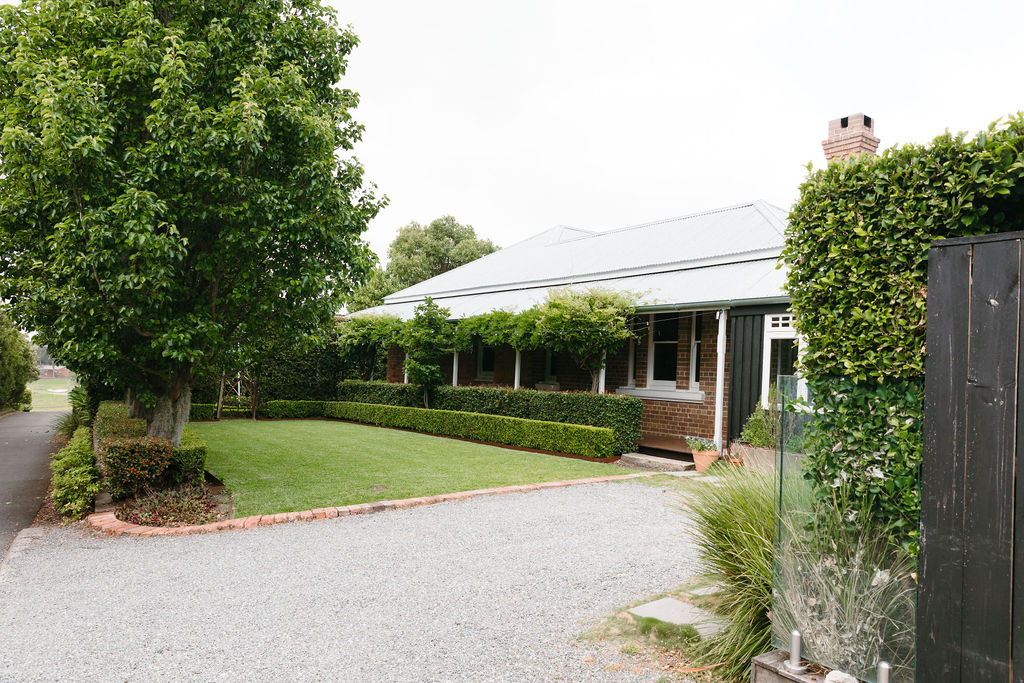 Historic country cottage in the city with stunning garden