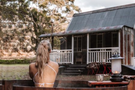 GC Hinterland Cottagecore Tiny House- Hot Tub on the creek