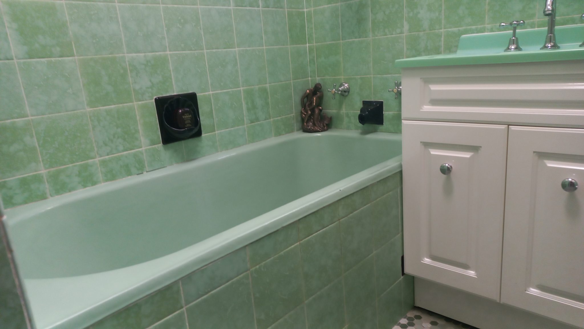 1960’s Vintage Retro Green and Black Bathroom