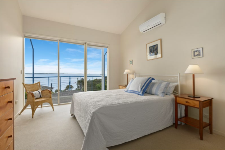 90s Holiday House with Stunning Bay View