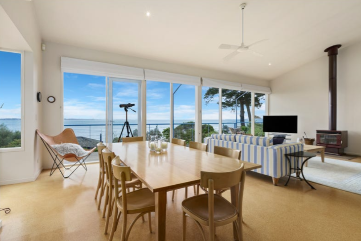 90s Holiday House with Stunning Bay View