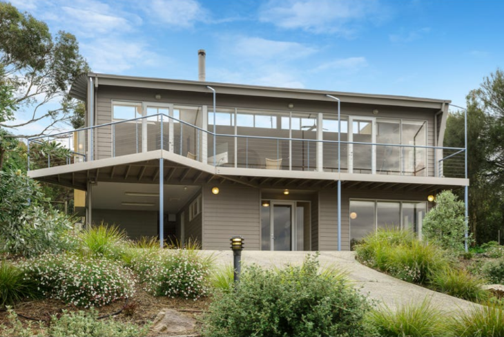 90s Holiday House with Stunning Bay View