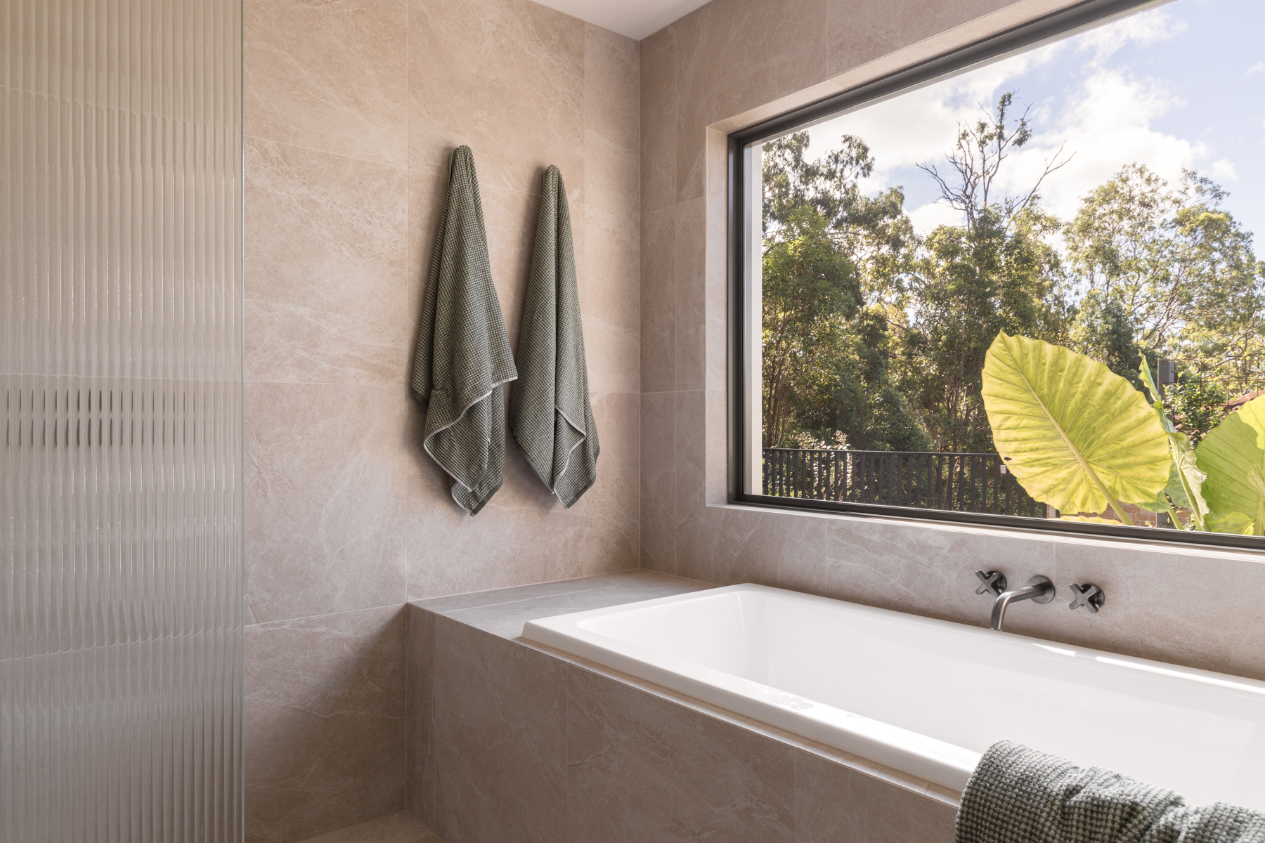 Laurina Hill | Minimalist Bushland Shoot Location with Dreamy Kitchen | Gold Coast, QLD