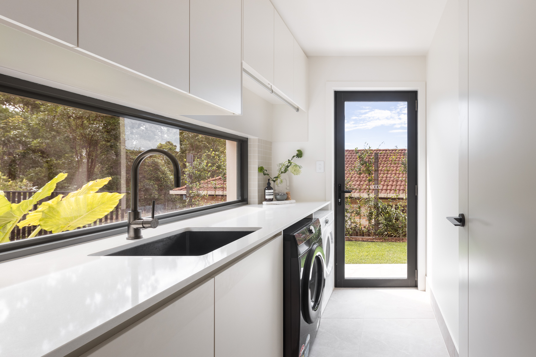 Laurina Hill | Minimalist Bushland Shoot Location with Dreamy Kitchen | Gold Coast, QLD