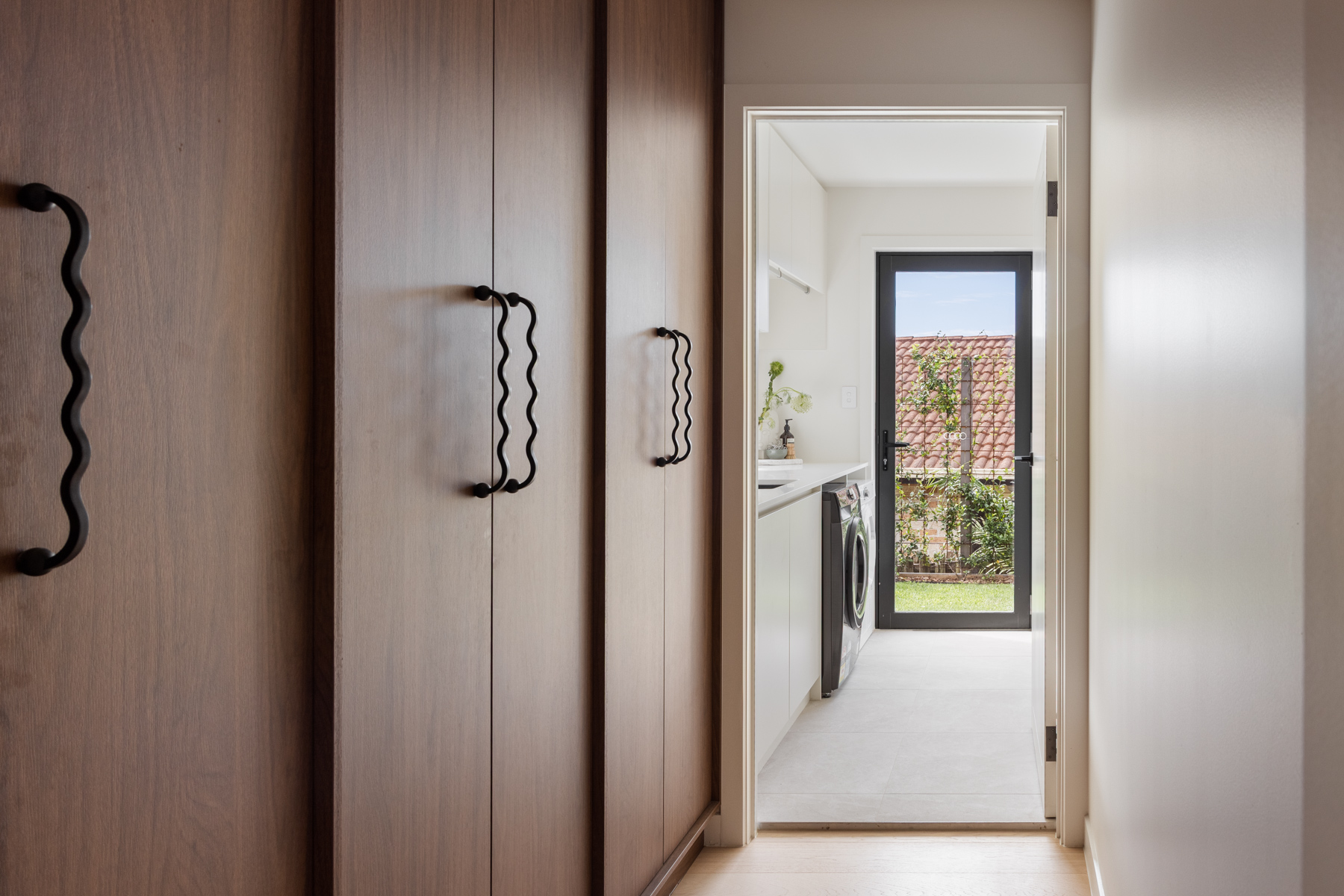 Laurina Hill | Minimalist Bushland Shoot Location with Dreamy Kitchen | Gold Coast, QLD