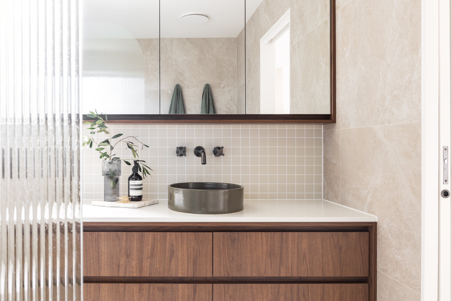 Laurina Hill | Minimalist Bushland Shoot Location with Dreamy Kitchen | Gold Coast, QLD