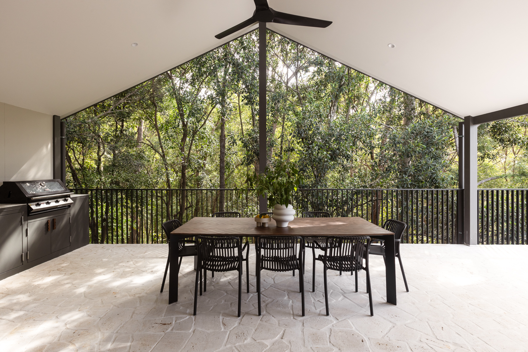 Laurina Hill | Minimalist Bushland Shoot Location with Dreamy Kitchen | Gold Coast, QLD