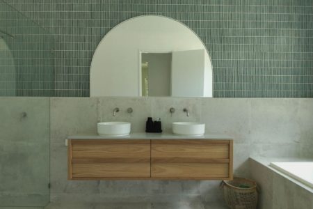 Coastal Acreage Farmhouse BRISBANE I Natural Light Filled Oasis I Pool & Riverside Backdrops