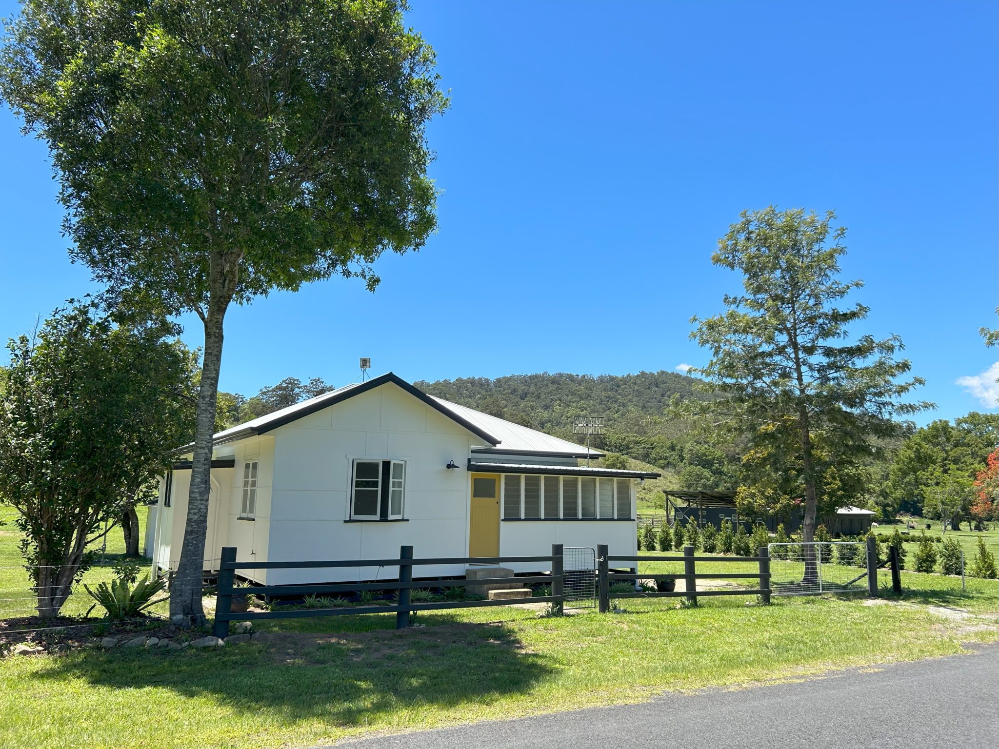 Crystal Creek Park | Traditional Country Farmhouse Shoot Location | Upper Crystal Creek, NSW
